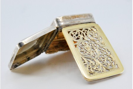 Caixa de Vinagrete em prata e ouro com gravados geométricos em ambos os lados do período de George IV.